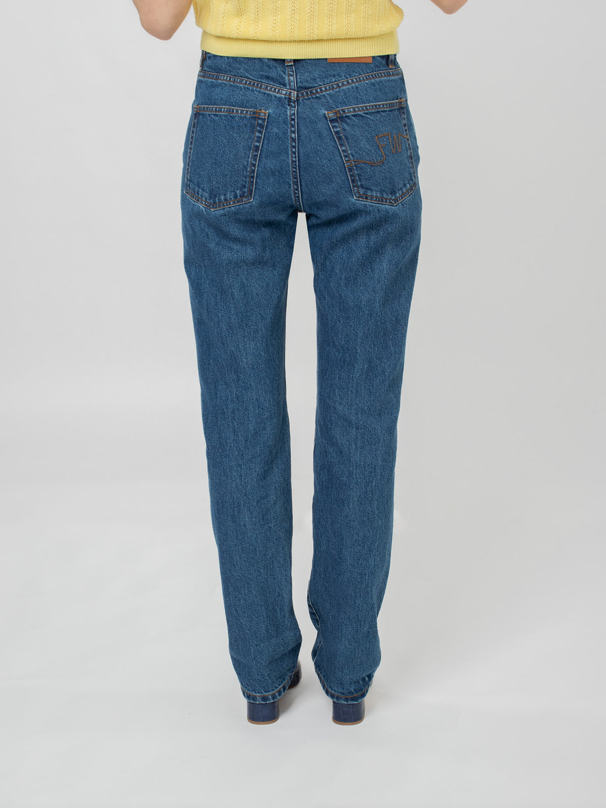 Straight leg - mid rise jeans