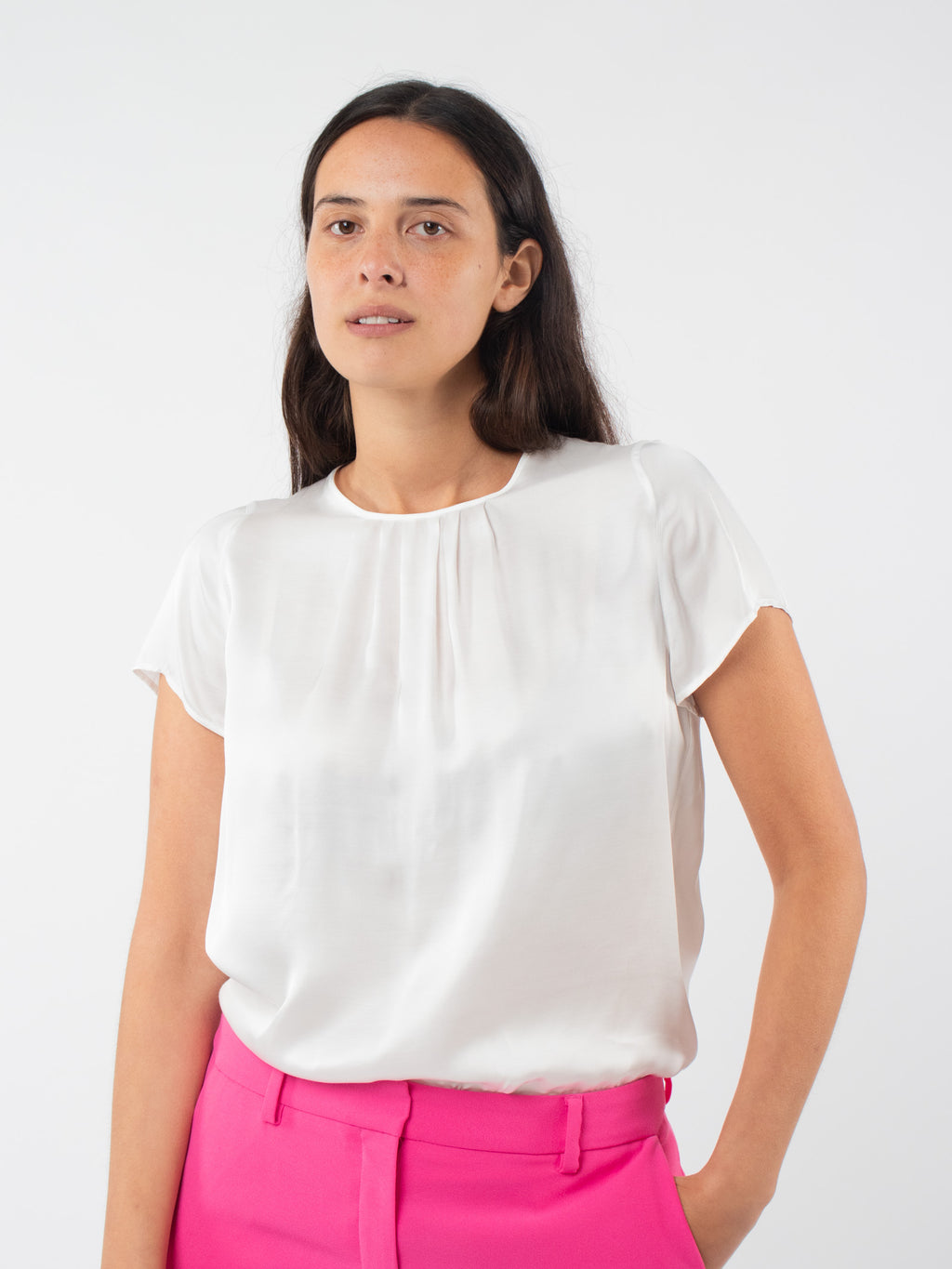 Blusa satinada tablas frontales