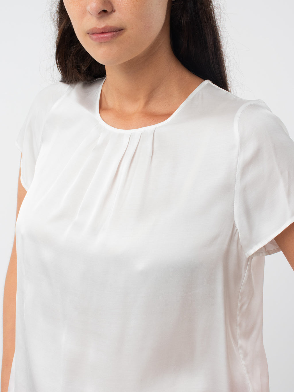 Blusa satinada tablas frontales