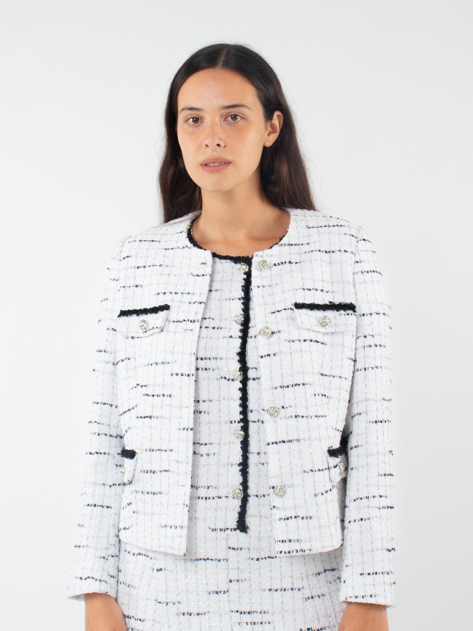 Chaqueta corta estilo Chanel