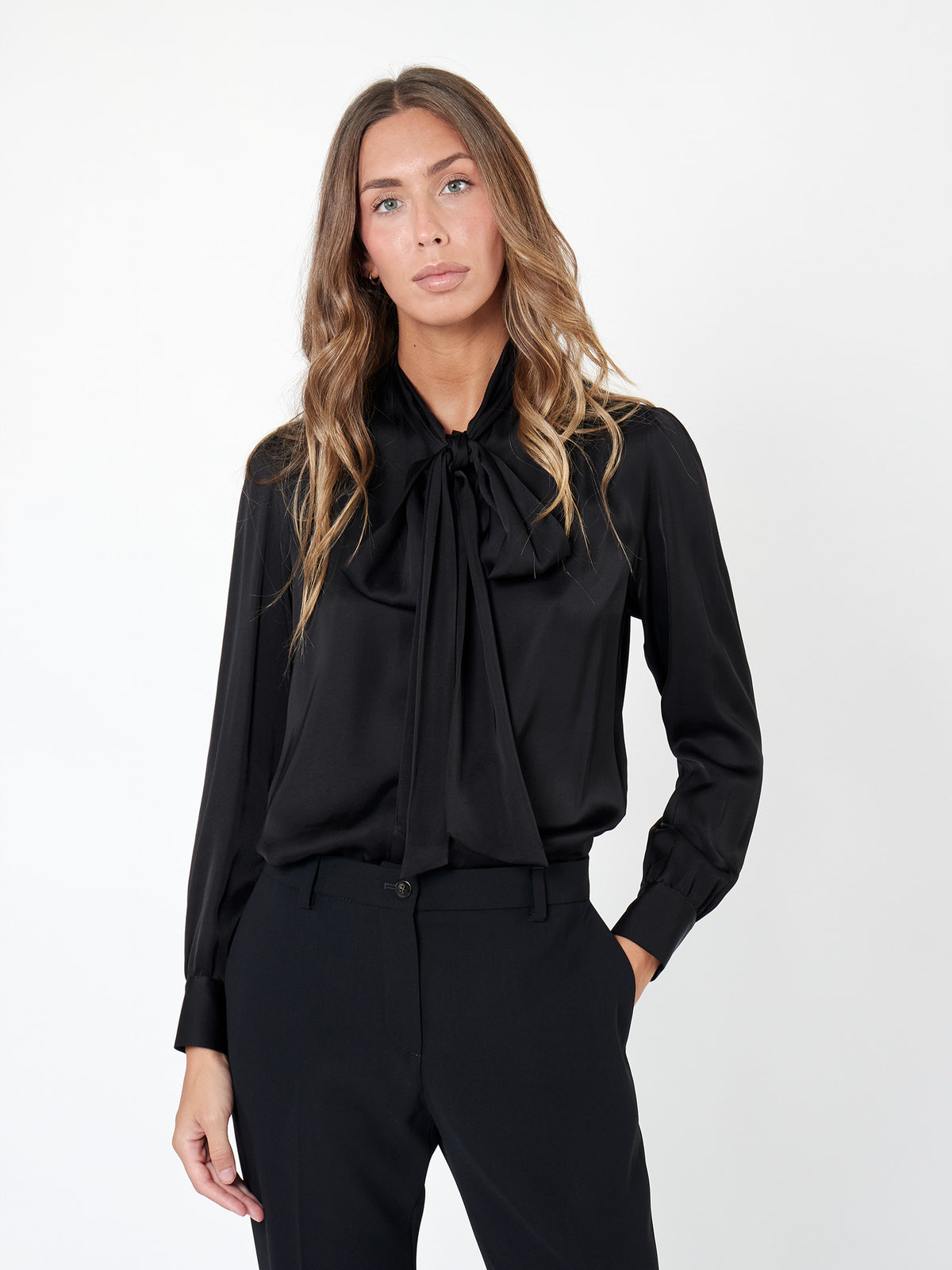 Blusa negra con lazada
