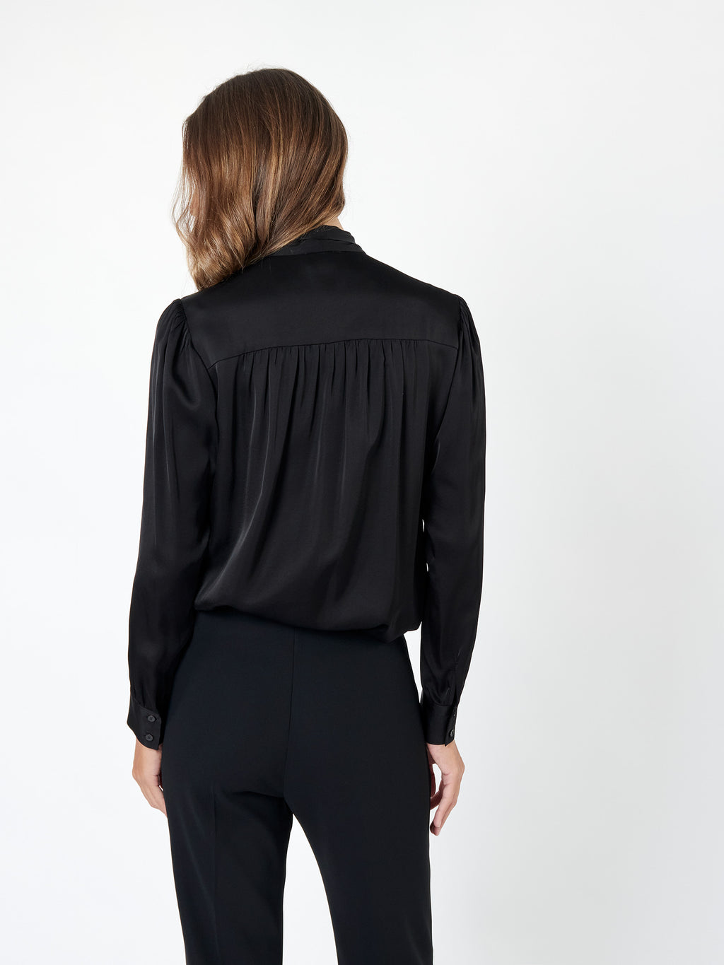 Blusa negra con lazada