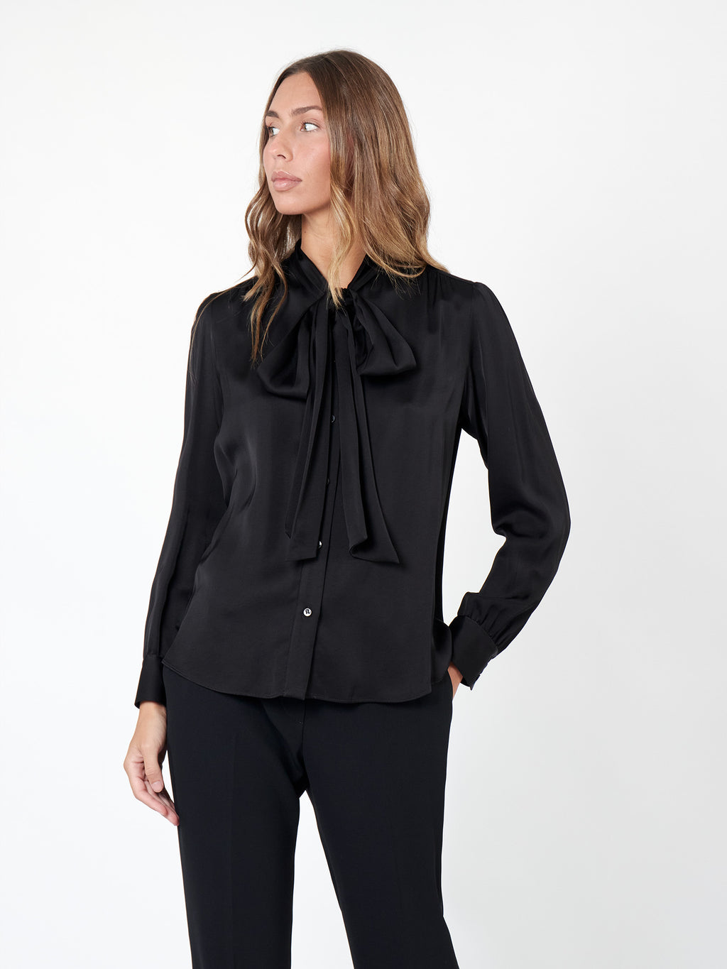 Blusa negra con lazada