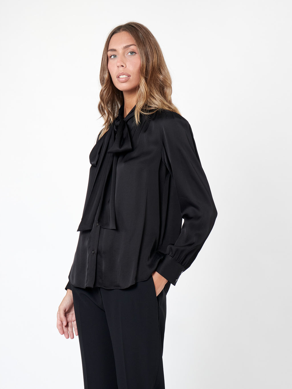 Blusa negra con lazada