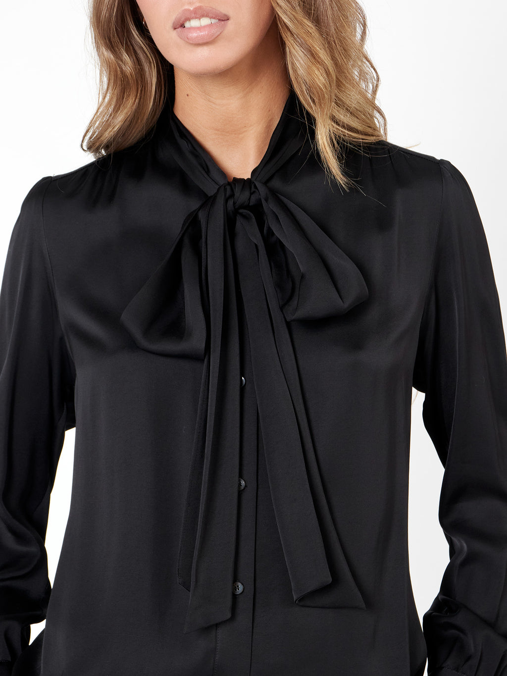 Blusa negra con lazada