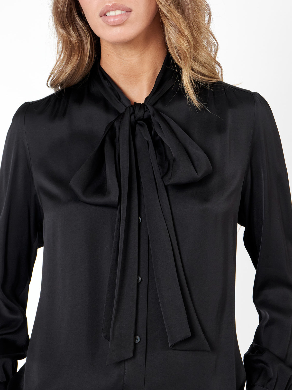 Blusa negra con lazada