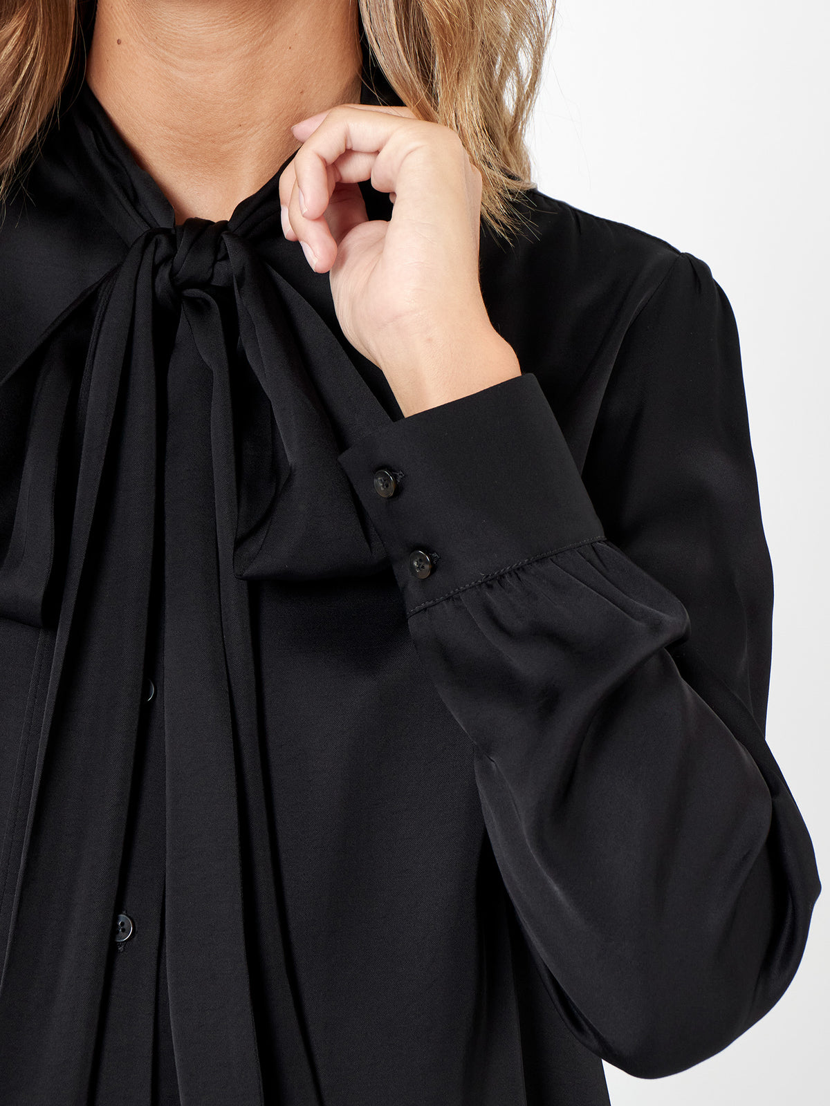 Blusa negra con lazada